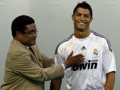 Eus&eacute;bio with Cristiano Ronaldo in 2009. 