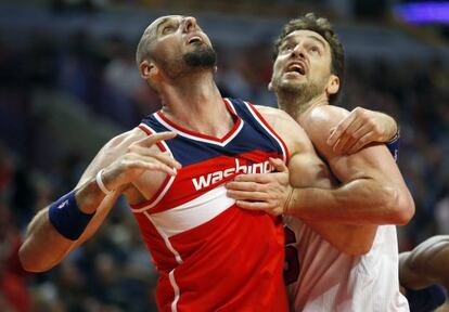 Pau Gasol disputa el balón con Marcin Gortat.