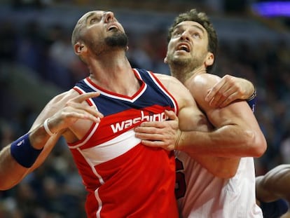 Pau Gasol disputa el bal&oacute;n con Marcin Gortat.