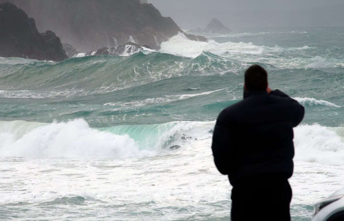 Un temporal atlántico pone en aviso a 14 comunidades este fin de semana | El tiempo hoy en España y en el mundo