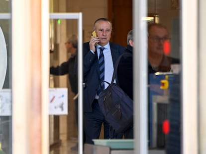 El empresario y presidente del Villarreal, Fernando Roig, durante un receso del juicio por presunto delito de fraude fiscal, celebrado durante el mes de marzo.