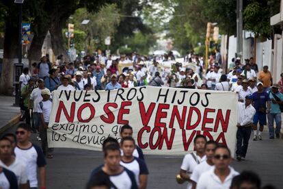 Estudiantes y familiares marchan por las calles de Chilpancingo para exigir justicia por los 43 desaparecidos en Iguala.