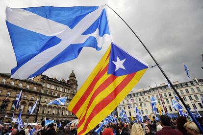 Una bandera escocesa y una &#039;estelada&#039; en Glasgow en 2015.