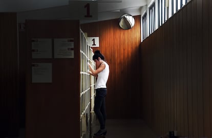 Un estudiante coge un libro en la biblioteca de la Facultad de Ciencias de la Universidad Central de Venezuela, en Caracas.