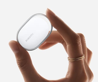 Dimensiones del Xiaomi Tag en una mano