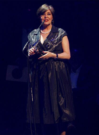 Concha Velasco recoge su premio como mejor actriz protagonista de televisión.