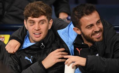 Stones y Bernardo Silva, en el banquillo del Manchester City.