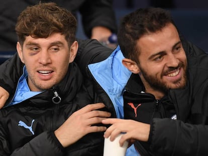 Stones y Bernardo Silva, en el banquillo del Manchester City.