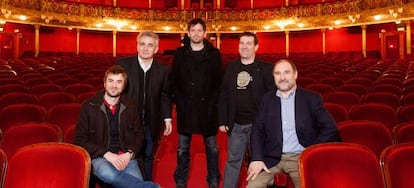 De izquierda a derecha, Eñaut Elorrieta, Bernardo Atxaga, Mikel Urdangarin, Joxan Goikoetxea y Joxeanjel Arbelaitz, promotor de la gira.
