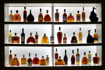 Botellas de Cognac se exhiben en la Oficina Nacional Interprofesional de Cognac (BNIC), en Cognac, Francia, el 3 de abril de 2025.