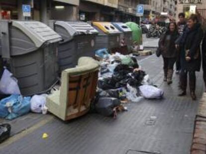 La basura acumulada en algunos contenedores,como éste de una céntrica calle de la ciudad de Alicante.
