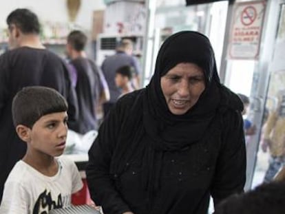 Refugiados compran con una tarjeta de la Media Luna Roja en Sanliurfa (Turqu&iacute;a) en 2015.