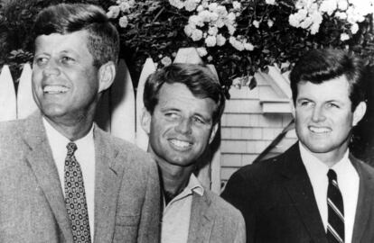 John F. Kennedy (a la izquierda) con sus hermanos Robert y Edward en 1960.