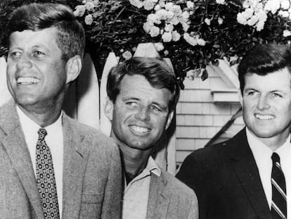 John F. Kennedy (a la izquierda) con sus hermanos Robert y Edward en 1960.