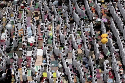 Peregrinos musulmanes rezan cerca de la mezquita Namira en el Monte Arafat.