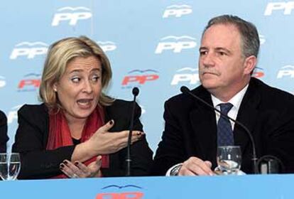 La secretaria general del PP de Málaga, Mariví Romero, y Joaquín Ramírez, ayer en Málaga.