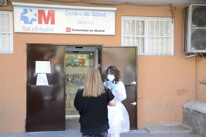 Una trabajadora del centro de salud de Abrantes atiende a una paciente.