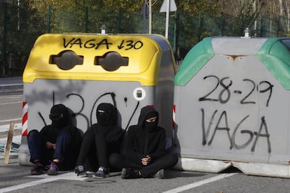 Los estudiantes de la UAB bloquean los accesos en su primer día huelga para exigir una rebaja de las tasas.