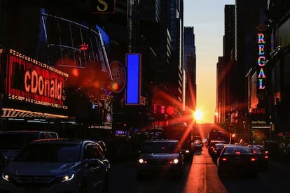 El astrofísico Neil de Grasse Tyson acuñó el nombre de 'Manhattanhege' para este efecto que se produce cuando el sol poniente se alínea con la cuadrícula este-oeste de Manhattan, lo que permite al sol brillar por todas las calles al mismo tiempo.