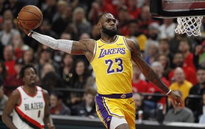 LeBron James se dispone a efectuar un mate ante Portland,.