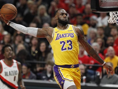 LeBron James se dispone a efectuar un mate ante Portland,.