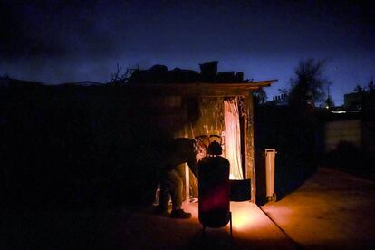 Un vecino calienta el té a las puertas de su casa. Aunque algunos vecinos disponen de generadores con los que enchufar durante algunas horas al día electrodomésticos, móviles o tabletas, otros han de recurrir al fuego para cocinar o hacer frente al frío.