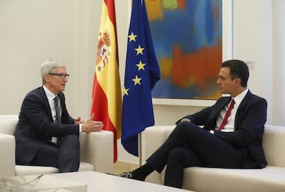 Apple CEO Tim Cook and Spanish PM Pedro Sánchez.