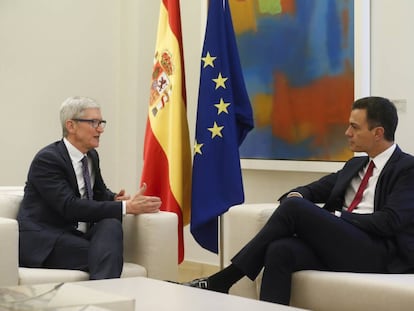 Apple CEO Tim Cook and Spanish PM Pedro Sánchez.