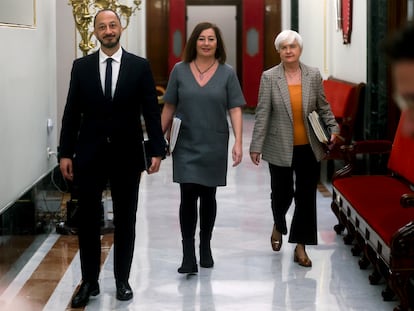 La presidenta del Congreso, Francina Armengol, en el centro; el vicepresidente primero de la Mesa del Congreso, Alfonso Rodríguez Gómez de Celis; y la secretaria segunda, Isaura Leal, este martes en la Cámara baja.