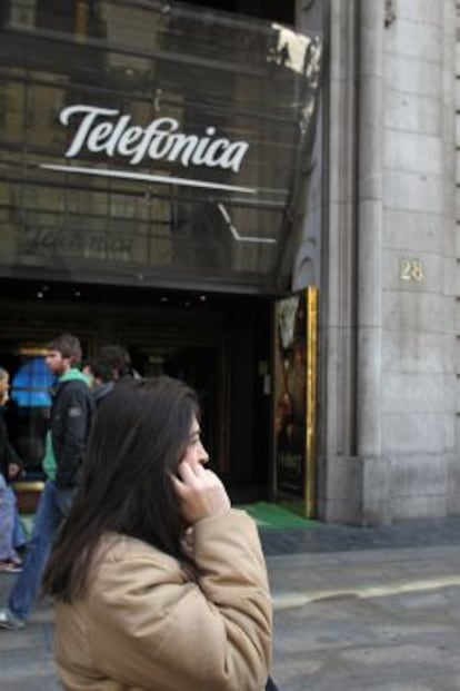 Logotipo de Telef&oacute;nica en su sede hist&oacute;rica de Gran V&iacute;a.