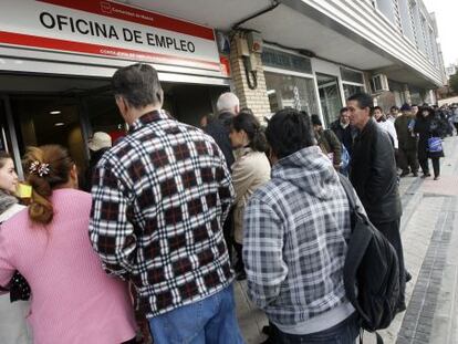 Decenas de personas aguardan su turno para ser antendidos en la Oficina de Empleo del barrio de Santa Eugenida en Madrid.