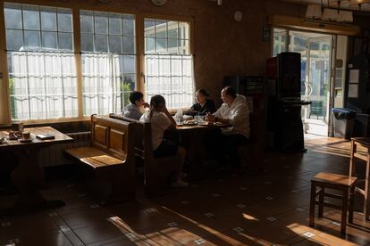 Mario y Susana Coelho desayunan con sus hijas en la cafetería del hotel Pancorbo.