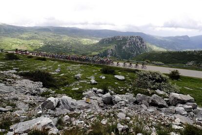 El pelotón atraviesa el macizo de Matese en su camino hacia la meta de Roccaraso.