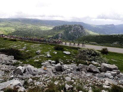 El pelotón atraviesa el macizo de Matese en su camino hacia la meta de Roccaraso.