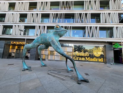 La Rana de la Fortuna, escultura que simboliza el 'kitsch' madrileño, en la esquina de Recoletos con la plaza de Colón.