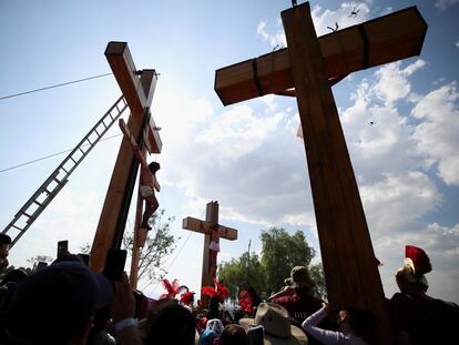 Las tres cruces son alzadas en el Cerro de la Estrella, que representa el Gólgota, durante la Pasión de Cristo de Iztapalapa, este viernes 7 de abril.