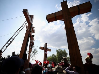 Las tres cruces son alzadas en el Cerro de la Estrella, que representa el Gólgota, durante la Pasión de Cristo de Iztapalapa, este viernes 7 de abril.