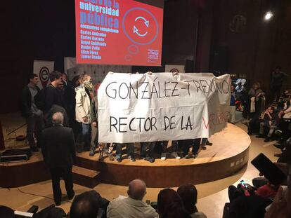 Pancarta desplegada en el acto contra el ex rector.