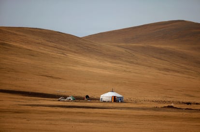 Una tienda tradicional mongola, cerca de la ciudad de Zuunkharaa. Mongolia es el país con menor densidad de población del mundo.