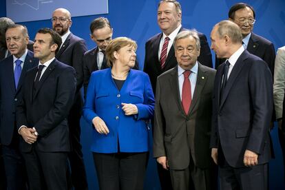 En primera fila y de izquierda a derecha, el presidente turco, Recep Tayyip Erdogan; el presidente francés, Emmanuel Macron; la canciller alemana, Angela Merkel; el secretario general de la ONU, António Guterres; y el presidente ruso, Vladímir Putin, en el encuentro del pasado enero en Berlín para abordar el conflicto en Libia.