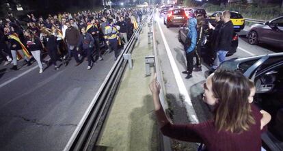 Una mujer se encara con los manifestantes que cortaron la C-58 en Terrassa, el passado octubre.