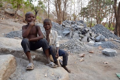 Esta mina se halla en Tchachegou, una ciudad en el centro de Benín. Estos dos pequeños descansan después de haberse relevado durante algún tiempo en la tarea de picar piedra. 