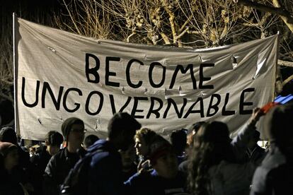 Manifestantes protestan contra el escritor ultraderechista Milo Yiannopoulos en Berkeley.