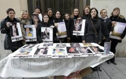 La madres de Montserrat (Valencia) que posaron ligeras de ropa en un calendario erótico para financiar el transporte escolar de sus hijos. EFE/Archivo