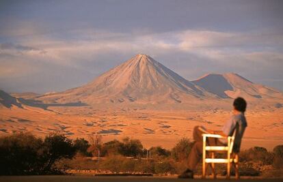 Un viajero frente al volc&aacute;n de Licancabur, en el desierto de Atacama.