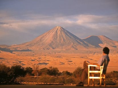 Un viajero frente al volcán de Licancabur, en el desierto de Atacama.