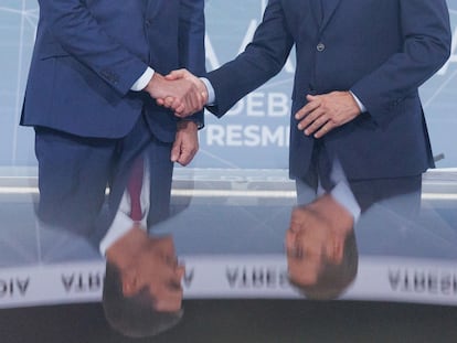 El presidente del Gobierno y candidato del PSOE a la reelección, Pedro Sánchez (izquierda), y el candidato del PP a la presidencia, Alberto Núñez Feijóo, se saludan antes del debate electoral celebrado entre ambos el pasado día 10.