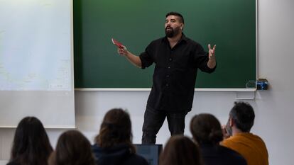 Uno de los ganadores de este año, Juan José Martínez, en una clase magistral con un grupo de estudiantes de la Universidad Autónoma de Barcelona.