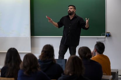Uno de los ganadores de este año, Juan José Martínez, en una clase magistral con un grupo de estudiantes de la Universidad Autónoma de Barcelona.