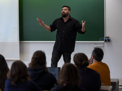 Uno de los ganadores de este año, Juan José Martínez, en una clase magistral con un grupo de estudiantes de la Universidad Autónoma de Barcelona.